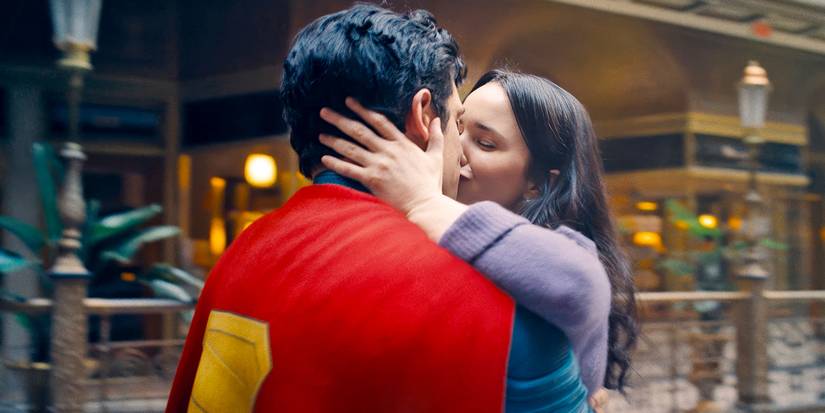 Rachel Brosnahan like Laws and David Corenswet as Superman kissing outside in Superman (2025).