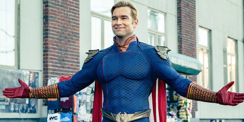 Antony Starr como John Homelander em seu Supersuit com os braços abertos e um sorriso largo nos meninos.