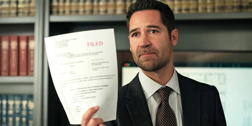 Mickey holding up a piece of paper in court in The Lincoln Lawyer.