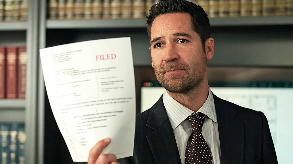 Mickey holding up a piece of paper in court in The Lincoln Lawyer.