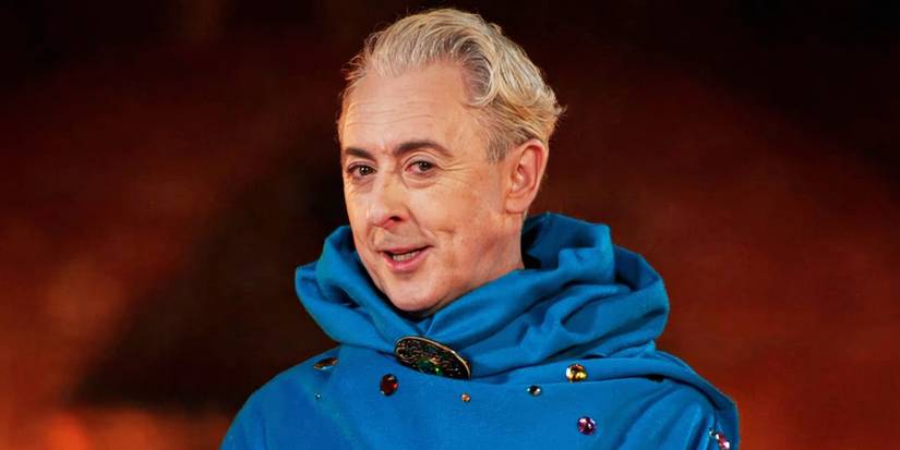 Close -up Alan Cumming dari pengkhianat AS musim 3 - mengenakan jubah biru