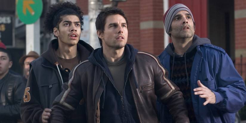Tom Cruise flanked by Yul Vazquez and Rick Gonzalez on the NY street in War of the Worlds