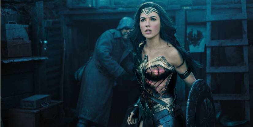 Gal Gadot sebagai Wonder Woman di parit di 'Wonder Woman' (2017)