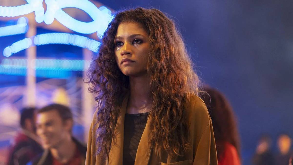 Rue standing at a fair looking upset in Euphoria.