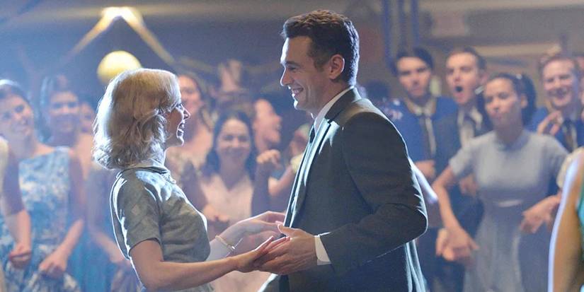 Sarah Gadon sebagai Sadie dan James Franco sebagai Jake menari di '11.22.63.'