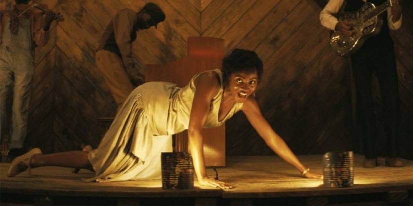 Jayme Lawson as Pearline singing on the floor in Sinners