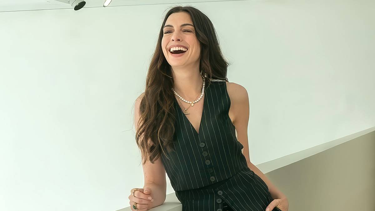anne hathaway devil wears prada green dress Is Back on the Runway In First 'Devil 2' Image Evolve from assistant to