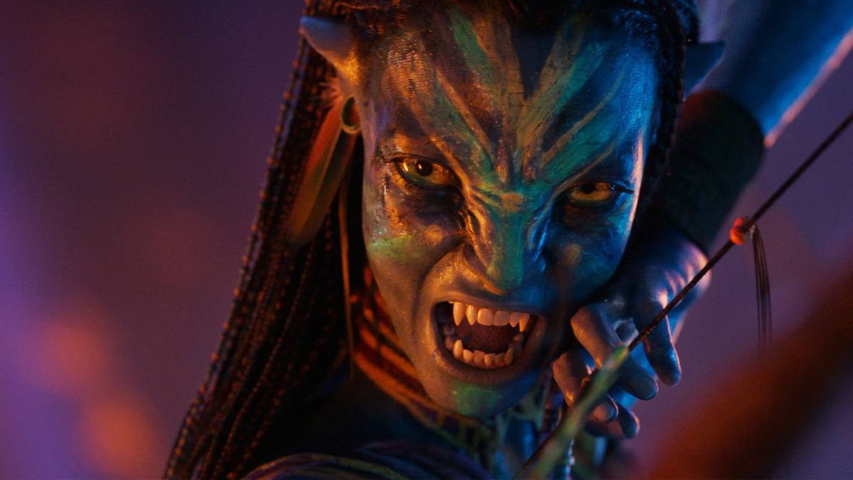 Avatar fire and ash - a Na'vi warrior aiming a bow and snarling