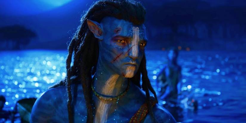 Sam Worthington sebagai Jake Sully duduk di atas air, berpikir dalam Avatar: The Way of Water