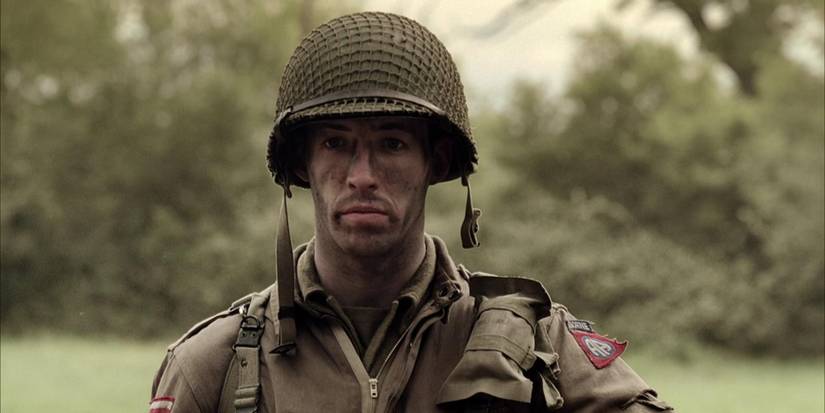 Benjamin Montague melihat sesuatu di luar layar di Band of Brothers, Day of Days