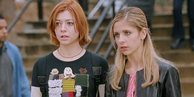 Alyson Hannigan's Willow standing with Sarah Michelle Gellar's Buffy in Buffy the Vampire Slayer