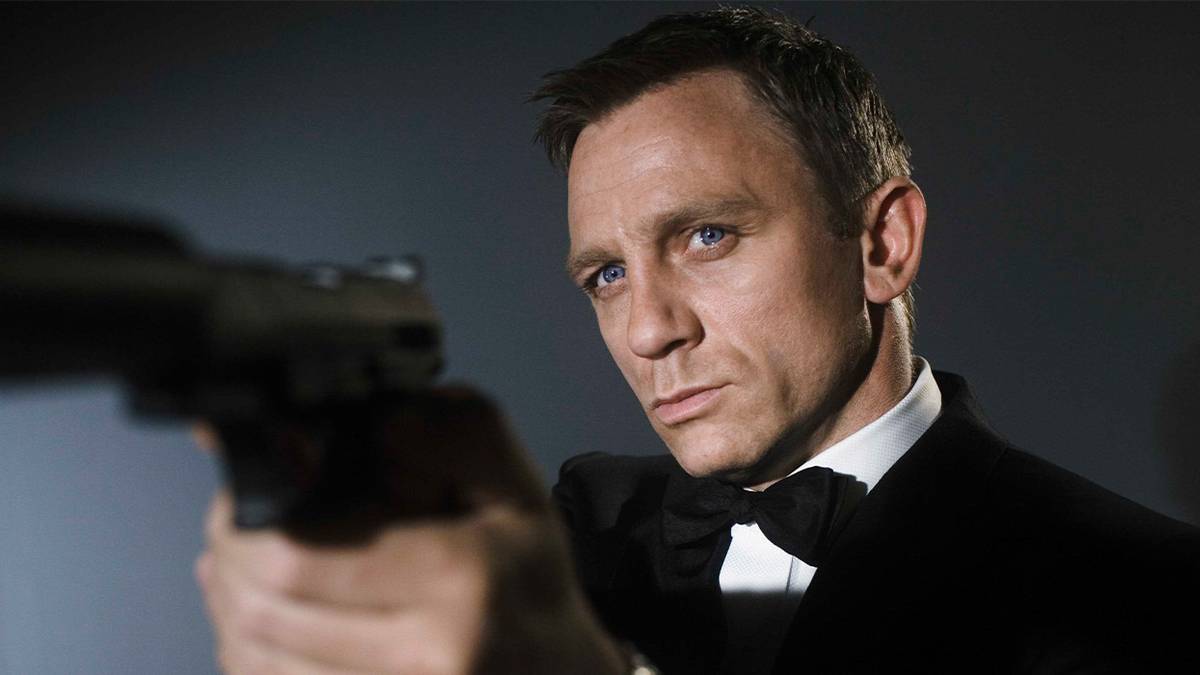 Daniel Craig aiming a gun in Casino Royale (2006)