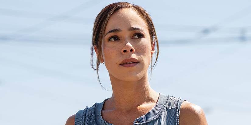 Jessica Camacho como Amber Oliveros parado afuera y mirando a la izquierda en cuenta regresiva