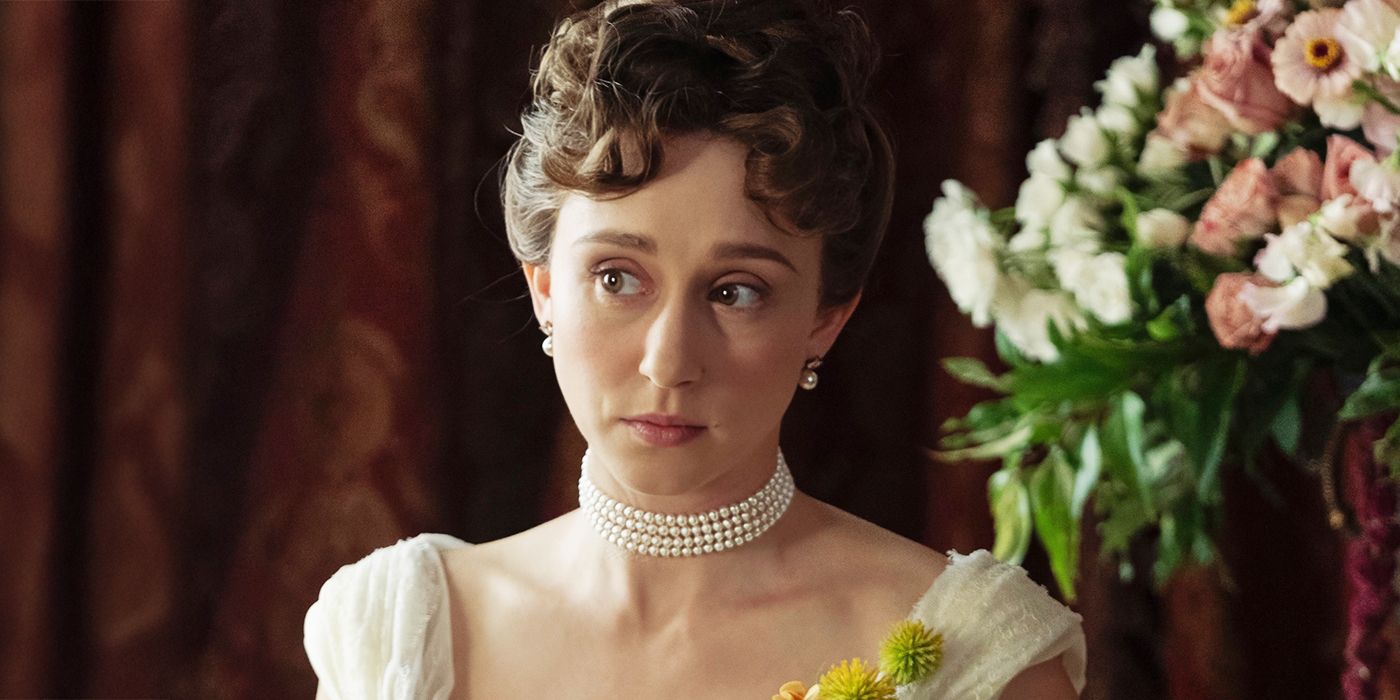 Gladys Russell olarak Taissa Farmiga, Yaldızlı yaş 3'teki bir çiçek vazosunun sağına bakıyor.