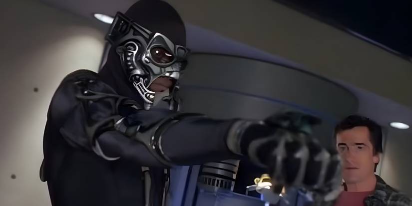 Dr. Miles Hawkins (Carl Lumbly) takes aim in M.A.N.T.I.S.