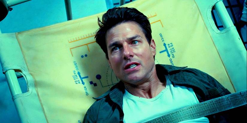 Tom Cruise diikat ke brankar tampak panik di Edge of Tomorrow (2014)