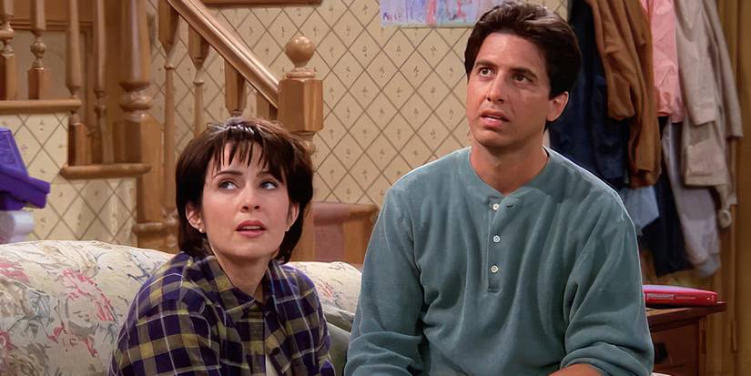 Ray and Debra looking surprised in 'Everybody Loves Raymond.'
