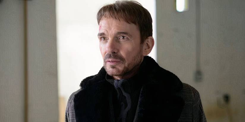 Billy Bob Thornton as Lorne Malvo in Fargo looks into the distance slightly surprised. 