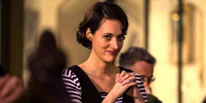 Phoebe Waller-Bridge comme Fleabag souriant les mains jointes ensemble dans Fleabag.