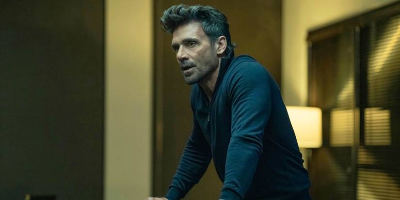 Frank Grillo sebagai Rick Flag Sr. bersandar pada pagar dan terlihat kontemplatif di Peacemaker Season 2.