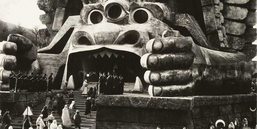 People enter a huge temple in 'Cabiria' (1914)