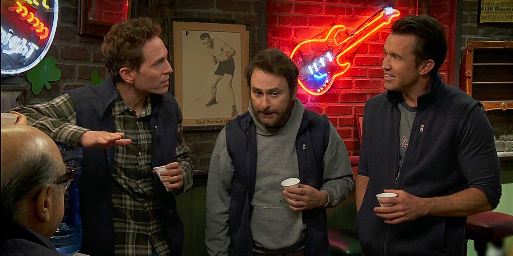 Dennis Reynolds, Charlie Kelly e Mac McDonald em pé ao redor de um refrigerador de água juntos em It Always Sunny na Philadelphia IASIP Temporada 17