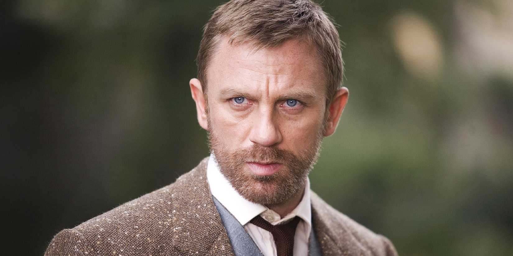 Daniel Craig dengan janggut dan mengenakan setelan jas di The Golden Compass
