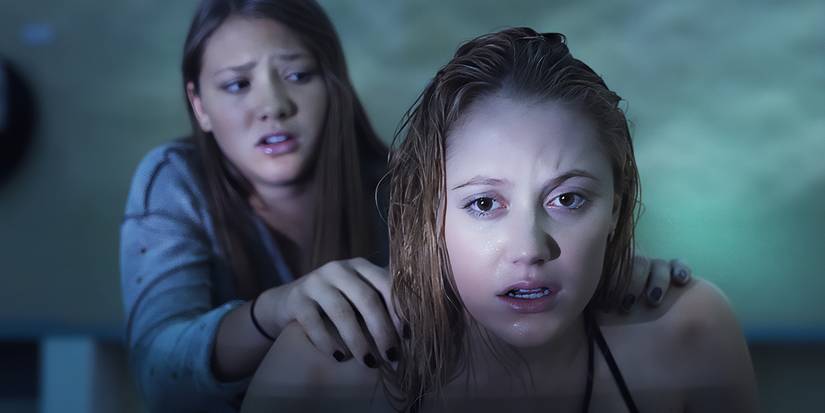 Maika Monroe as Jay Height and Lili Sepe as Kelly Height in It Follows.