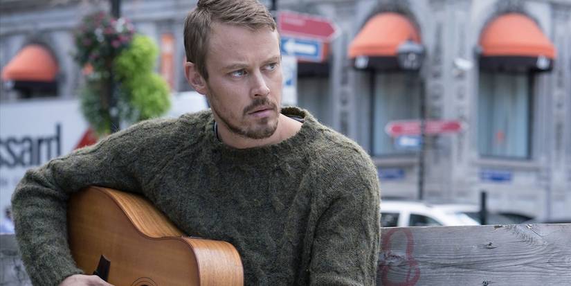 John Tavner (Michael Dorman) plays guitar on the street in Patriot.