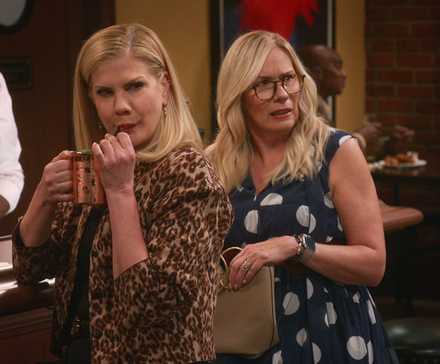 Leanne Morgan and Kristen Johnson as Carol sitting in a bar in Netflix's Leanne.