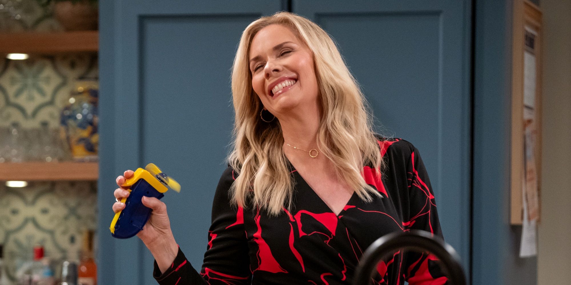 Leanne Morgan as Leanne holding a fan during a menopausal hot flash in the Netflix sitcom Leanne