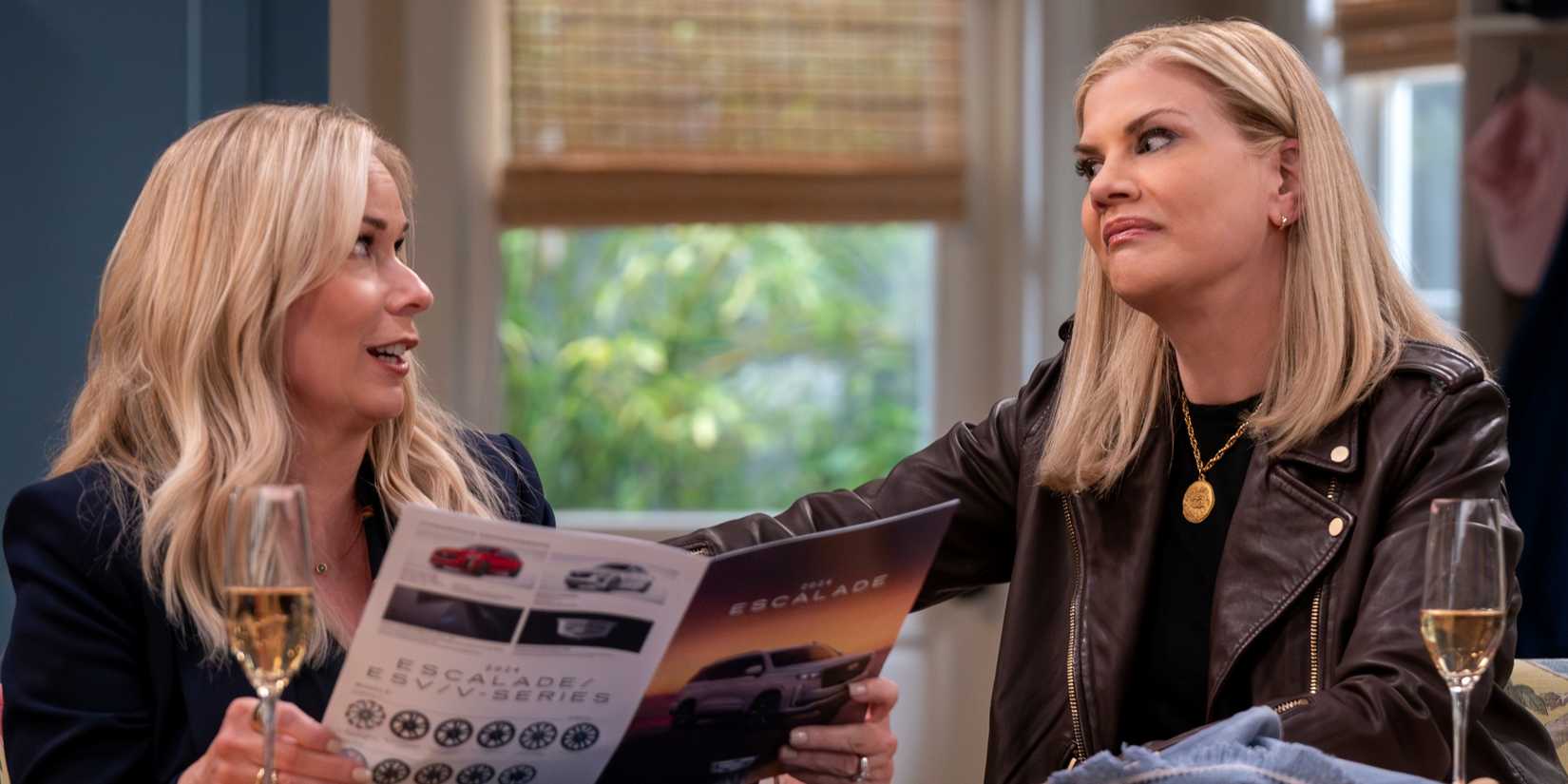 Leanne Morgan as Leanne sitting at the kitchen counter with Kristen Johnston as Carol in Netflix's Leanne