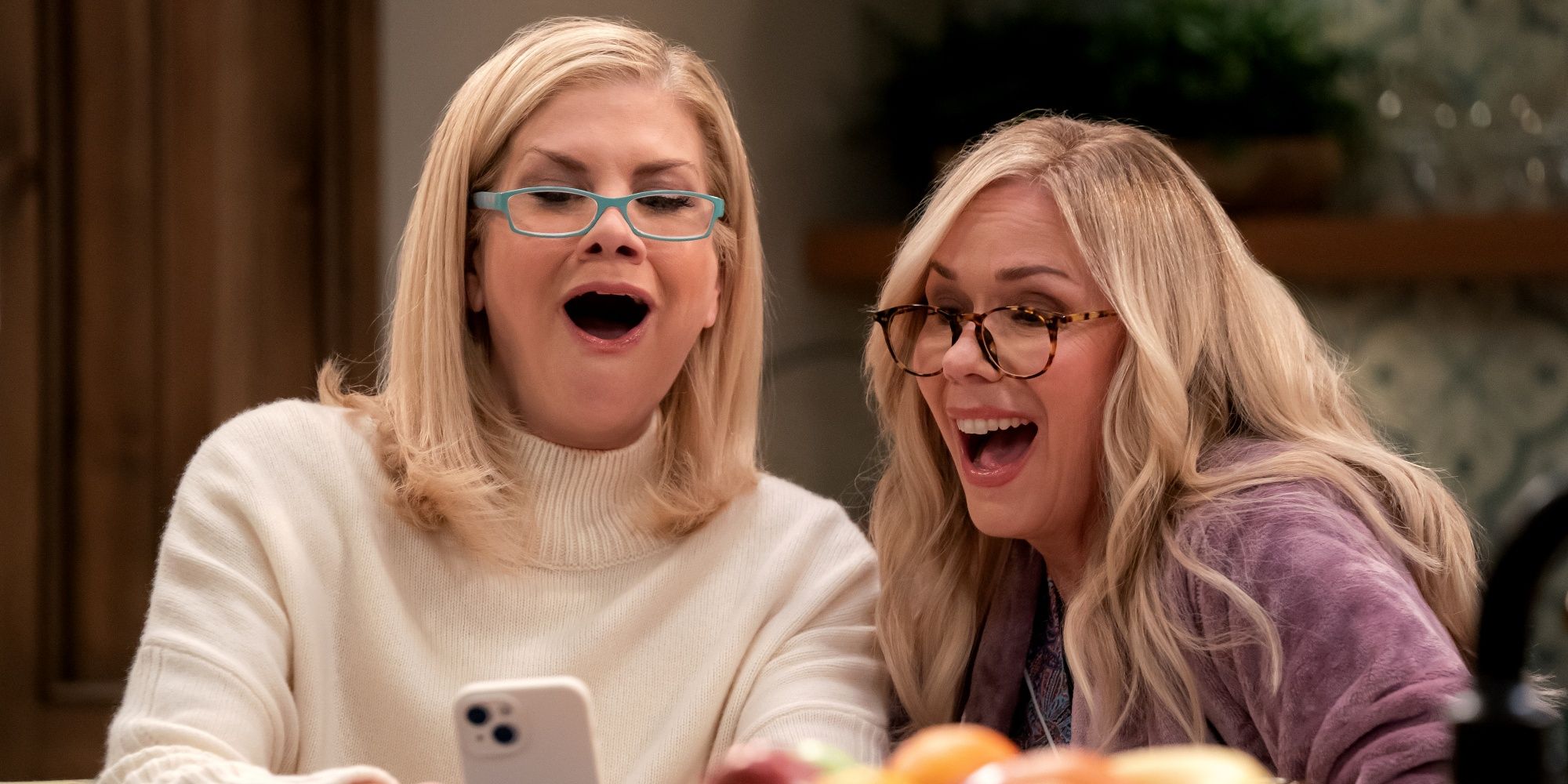 After Netflix's 'Leanne,' Chuck Lorre's Other Must-See Sitcom Is an 8-Season Underrated Gem