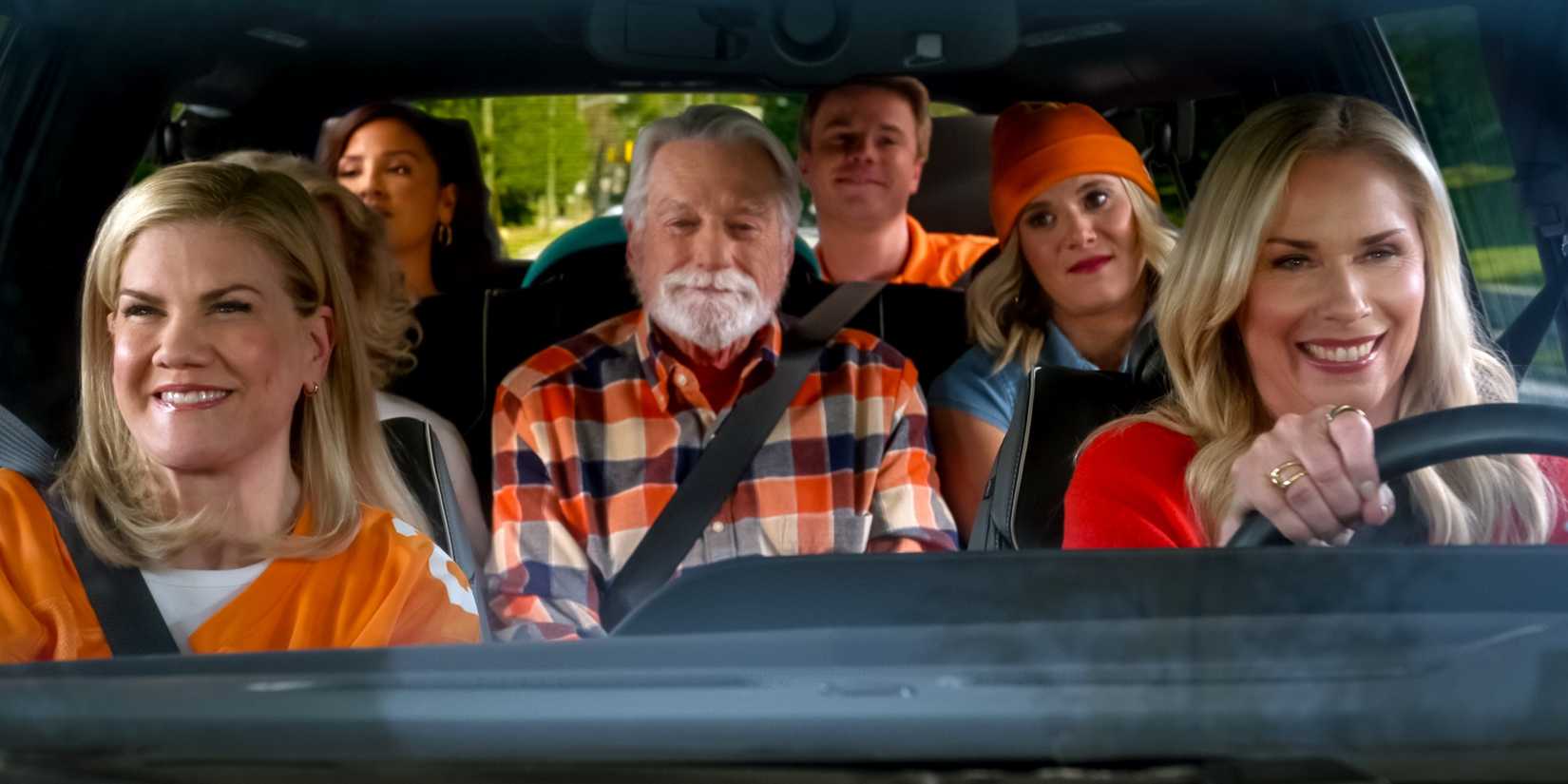 Leanne Morgan as Leanne driving a car with Kristen Johnston as Carol and their family in Netflix's Leanne