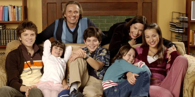 The cast of Life with Derek smiling on a couch together.