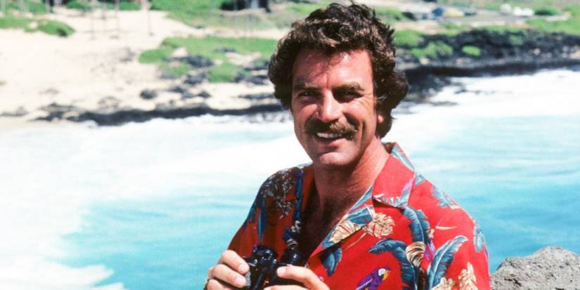 Magnum holds a pair of binoculars in Magnum P.I.