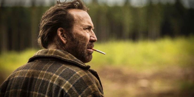 Nicolas Cage do lado de fora com um cigarro na boca perto do início de Mandy (2018)