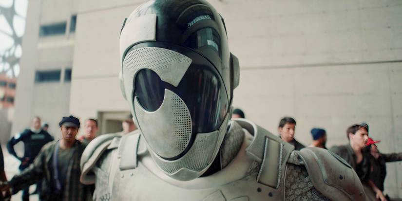 Murderbot dengan helmnya di Episode 10