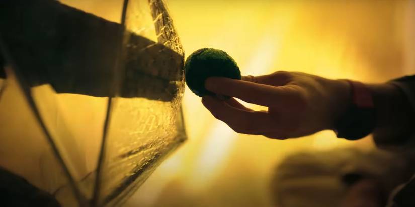 Tangan berbatu mengulurkan tangan untuk mengambil benda yang dipegang tangan manusia di Proyek Hail Mary