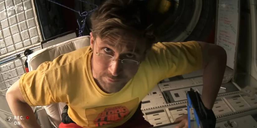 Ryalnd Grace (Ryan Gosling) bersandar ke konsolnya di atas pesawat ruang angkasa menghadap kamera di Project Hail Mary