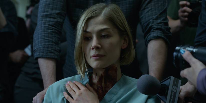 Amy Dunne, interpretada por el actor Rosamund Pike, deja el hospital cubierto de sangre en niña