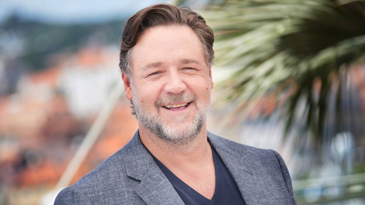 Russell Crowe smiles on the red carpet