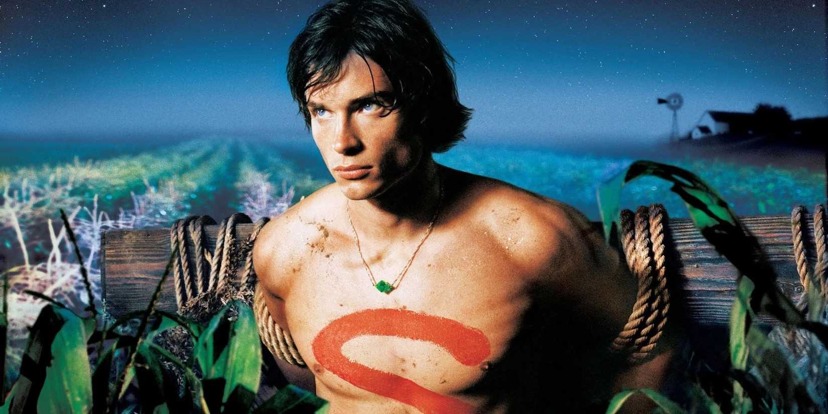 Toms Velings sasaistīts ar stabu kukurūzas laukā ar vēstuli "S" Uz viņa kailās krūtīm promo attēlu Smallville.