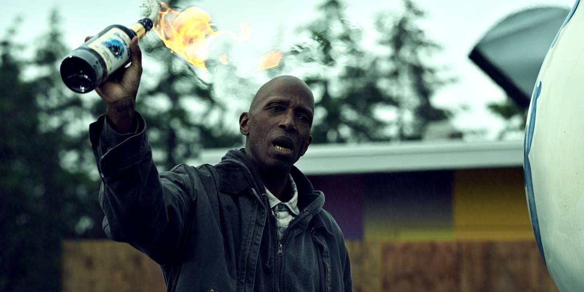 Freddy segurando um coquetel molotov em 'Smoke'