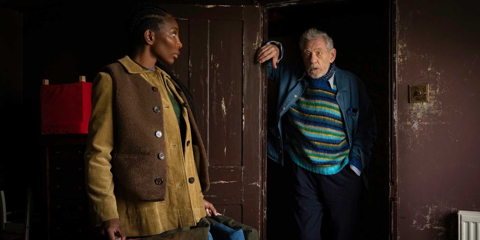 Ian McKellen e Michaela Coel in The Christophers