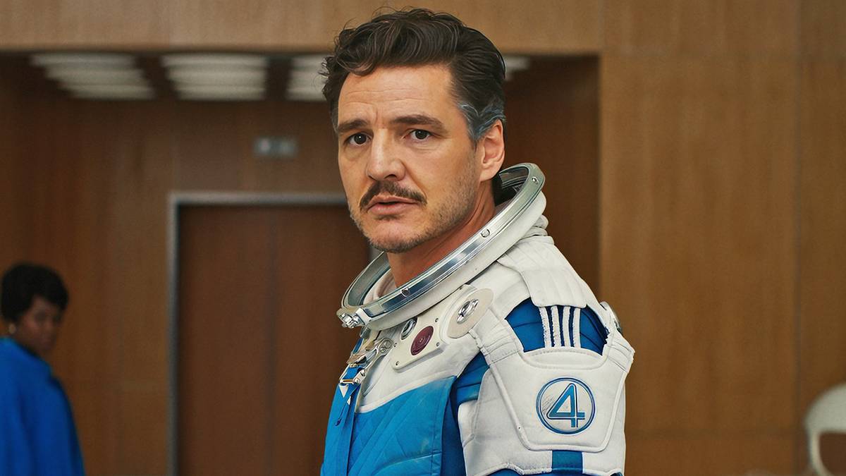 Pedro Paskāls kā Rīds Ričards kosmosa tērpā preses konferencē Fantastic Four: First Steps.