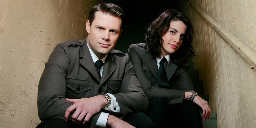 Matt Keeslar and Natalie Morales pose in a stairwell for The Middleman.
