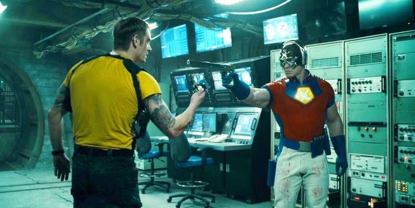 Rick Flag (Joel Kinnaman) berhadapan dengan Peacemaker (John Cena) di 'The Suicide Squad.'