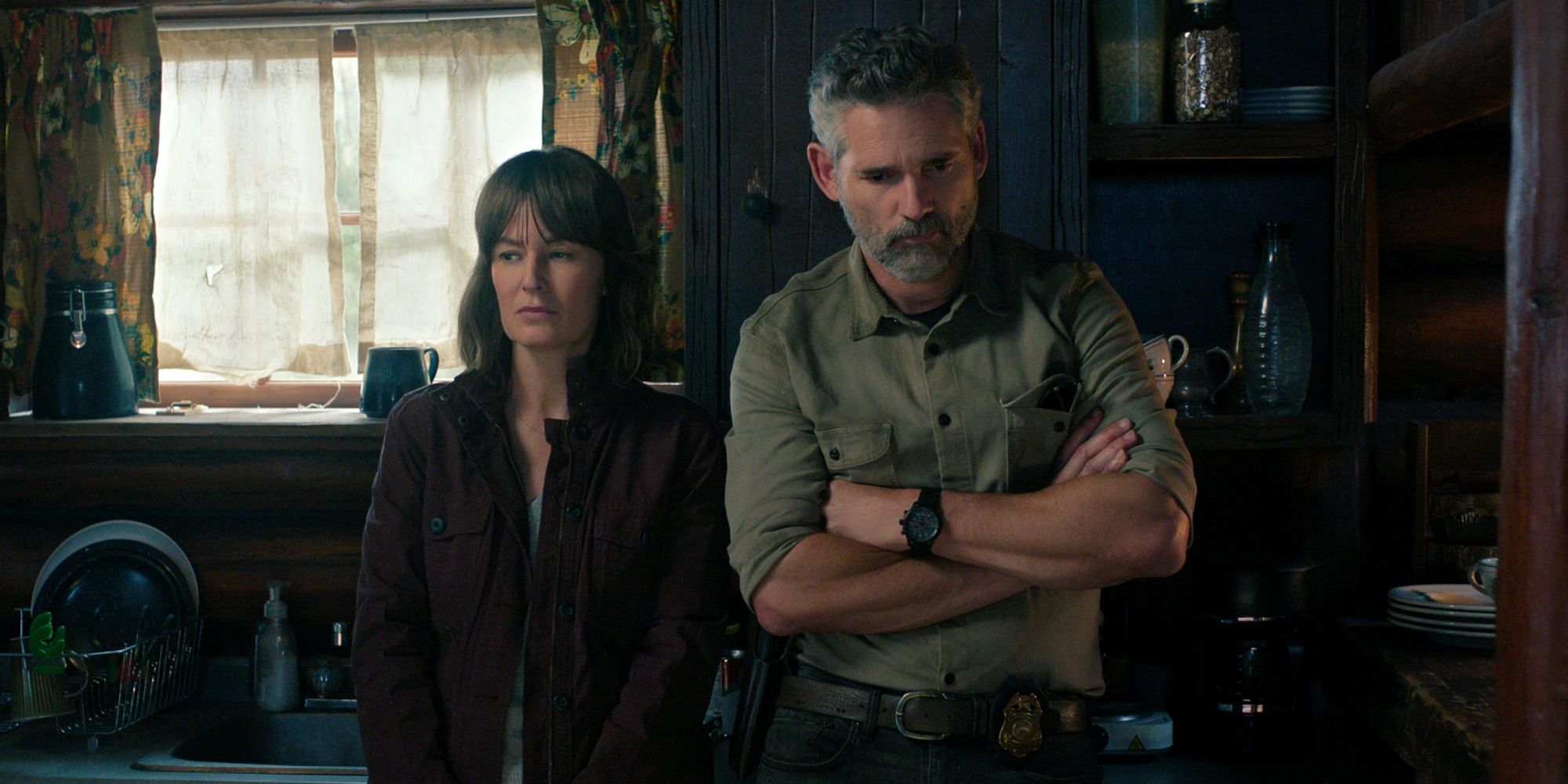 Eric Bana as Kyle Turner leaning against his kitchen sink with Rosemarie DeWitt as Jill in Untamed