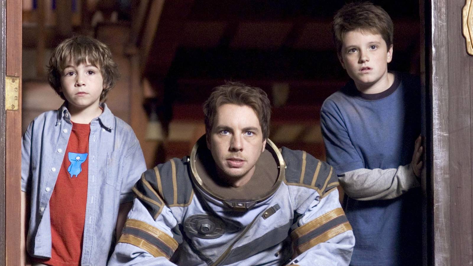 This 101-Minute Sci-Fi Hit Is Warping Back Onto Free Streaming 21 Years Later
